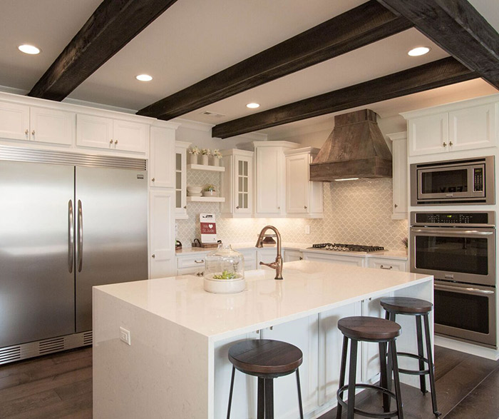 White kitchen cabinets in the Lautner door style