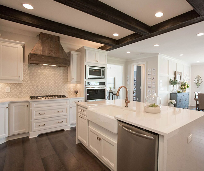 White kitchen cabinets in the Lautner door style